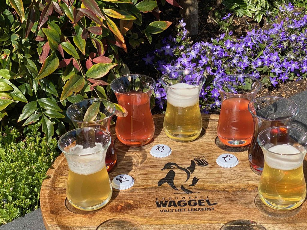 Dienblad Brouwerij Waggel met verschillende speciaal bieren voor promotie bierproeverij